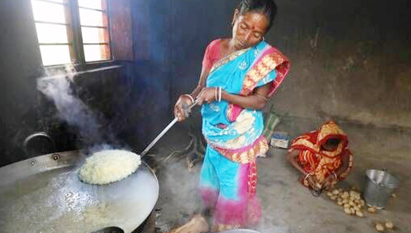 আম্মা: মিড-ডে মিল কর্মীদের লড়াইয়ের এক নাম